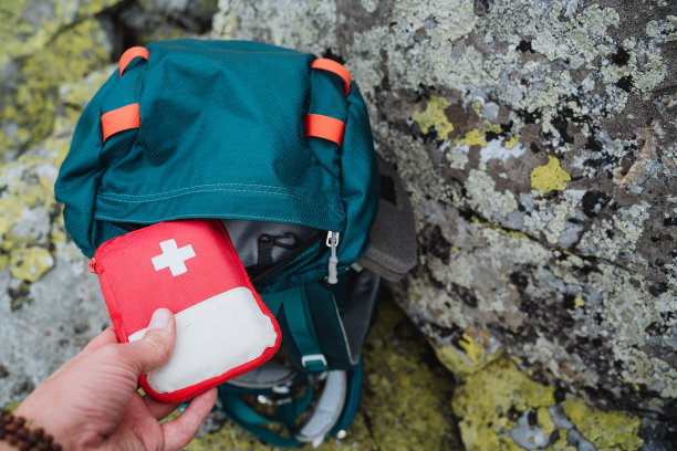 急救箱，探险时的应急用品，一套旅游装备，一个徒步旅行的背包。图片下载