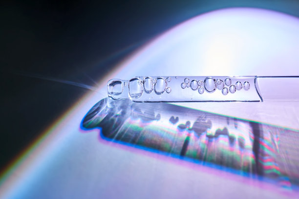 用精华液移液管涂抹面部的光影边缘。图片下载