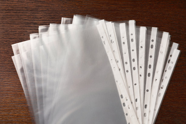 打孔口袋放在木桌上，平放图片下载