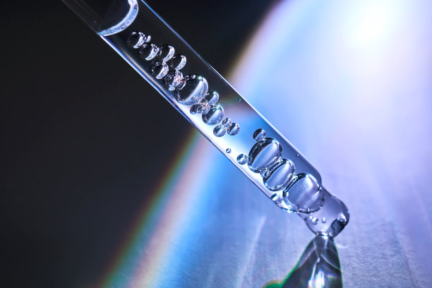 带血清的移液器在太空环境中。图片下载