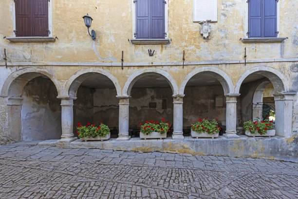 格罗兹扬镇的照片，田园诗般的鹅卵石街道和天然石材建筑图片下载