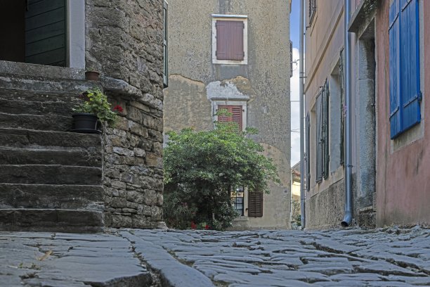 格罗兹扬镇的照片，田园诗般的鹅卵石街道和天然石材建筑图片下载