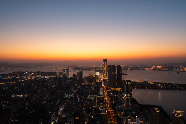 暮色中的城市建筑图片下载