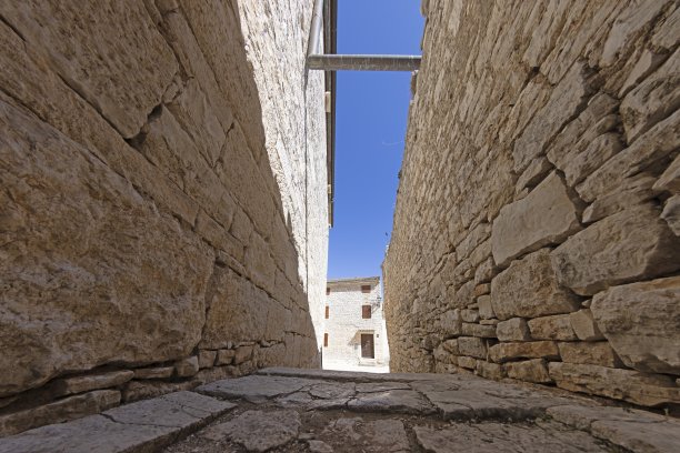 格罗兹扬镇的照片，田园诗般的鹅卵石街道和天然石材建筑图片下载