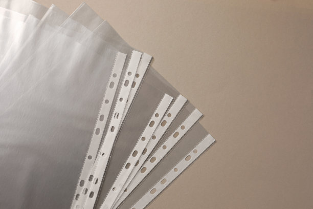 浅灰色背景上的穿孔口袋，平铺。文本空间图片下载