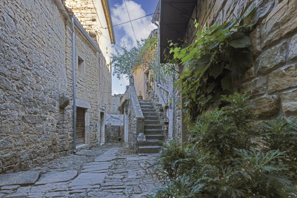 格罗兹扬镇的照片，田园诗般的鹅卵石街道和天然石材建筑图片下载