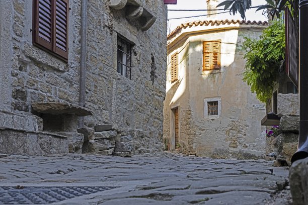 格罗兹扬镇的照片，田园诗般的鹅卵石街道和天然石材建筑图片下载