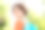 照片中漂亮可爱的女孩穿着橙色t恤，戴着眼镜，背包在城市公园户外观光图片下载