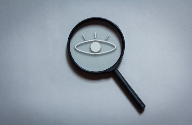 放大镜在灰色背景上图片下载