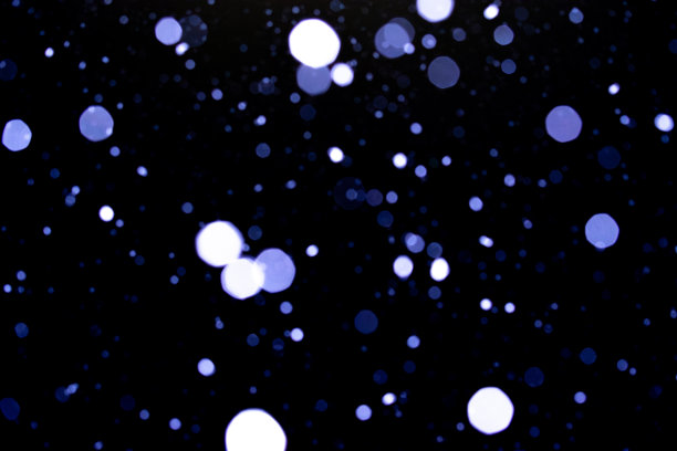 夜间雪花飘落的抽象照片图片下载