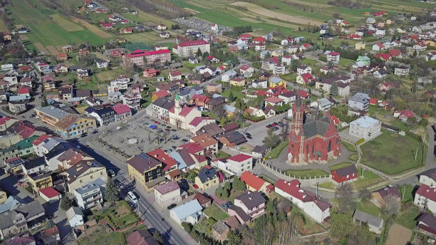 波兰，科拉济切- 2018年9月9日:从一只鸟的飞行中拍摄的小镇旧城区的照片。图片下载