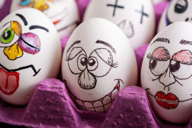 有趣的鸡蛋和鸡蛋上的面部表情图片下载