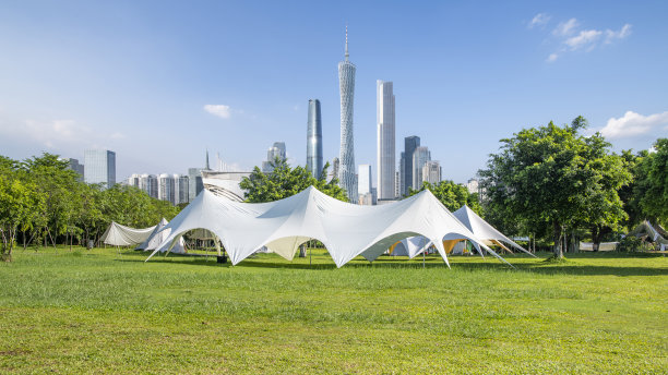 中国广州的城市建筑与公园露营草地图片下载