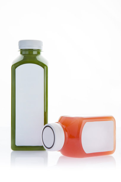 白色背景上有美味的排毒新鲜果汁的塑料瓶图片下载