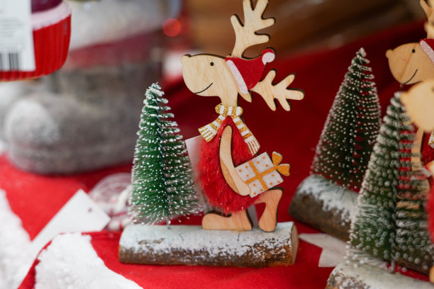 圣诞集市上摆满了玩具木鹿。红色圣诞装饰品图片下载