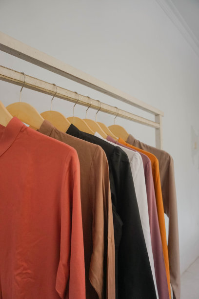 库存照片的衬衫，从两面，自然的形状上看不见的人体模型，为您的设计模型印刷，孤立的白色背景。图片下载