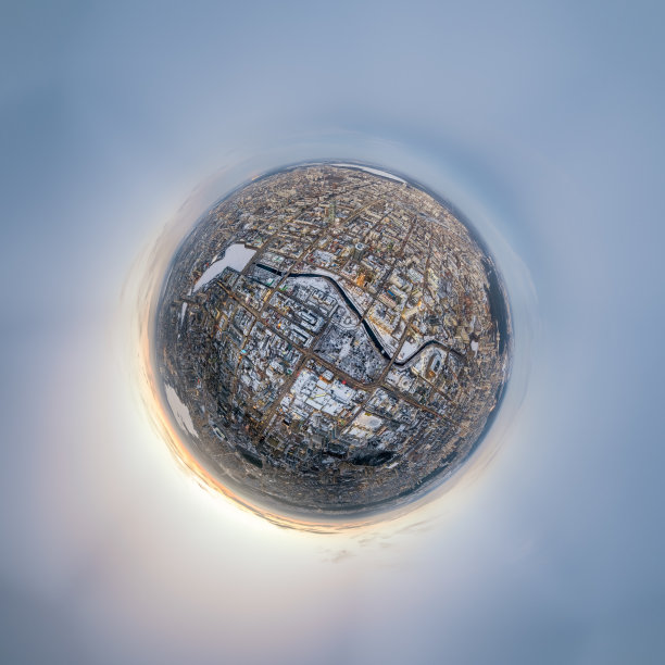 航拍冬季城市与十字路口和道路，房屋，建筑物，公园和桥梁。直升飞机。小行星球体模式。图片下载