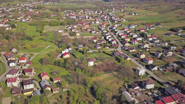 波兰，科拉济切- 2018年9月9日:从一只鸟的飞行中拍摄的小镇旧城区的照片。图片下载