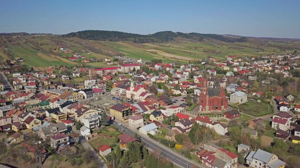 波兰，科拉济切- 2018年9月9日:从一只鸟的飞行中拍摄的小镇旧城区的照片。图片下载