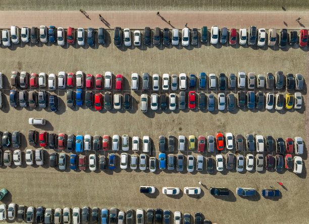 为该地区的居民提供露天大停车场，从高处俯瞰顶部。图片下载