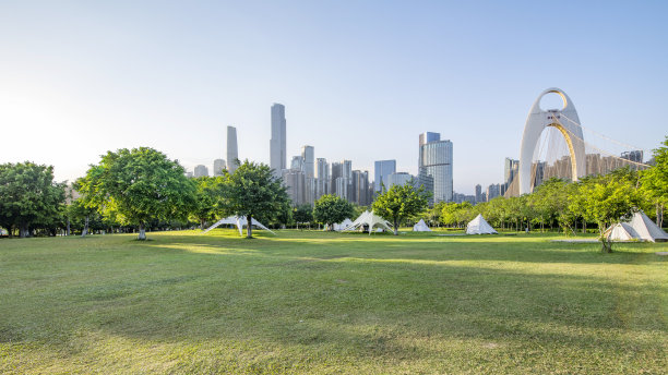 中国广州的城市建筑与公园露营草地图片下载