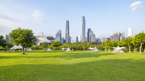 中国广州的城市建筑与公园露营草地图片下载