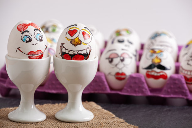 有趣的鸡蛋和鸡蛋上的面部表情图片下载