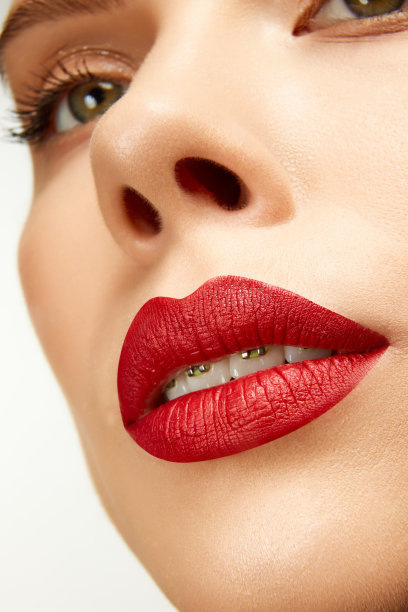 剪短的照片，美丽的女人与明亮的时尚化妆。红唇哑光口红。护肤程序。图片下载
