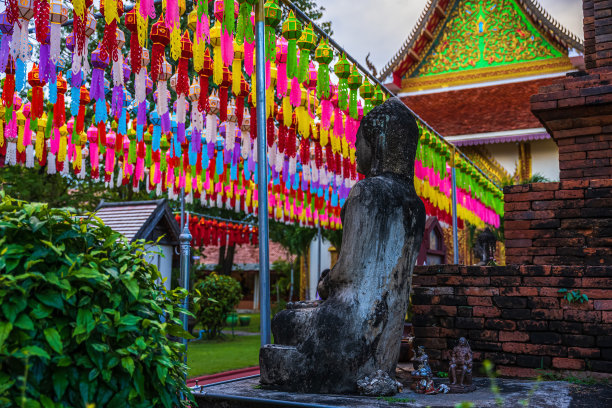 美丽的兰纳灯灯的光是泰国北部风格的灯笼在Loi Krathong或怡朋节在Wat Phra, Hariphunchai是一个佛教寺庙在泰国兰封。图片下载