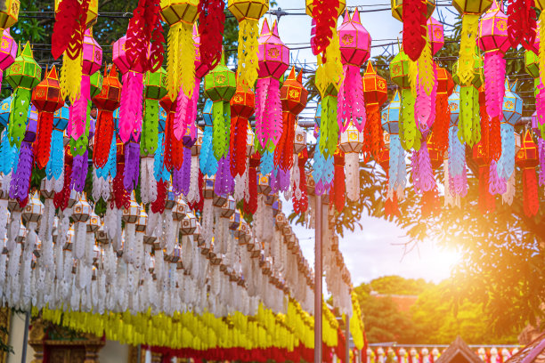 美丽的兰纳灯灯的光是泰国北部风格的灯笼在Loi Krathong或怡朋节在Wat Phra, Hariphunchai是一个佛教寺庙在泰国兰封。图片下载