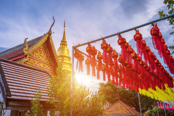 美丽的兰纳灯灯的光是泰国北部风格的灯笼在Loi Krathong或怡朋节在Wat Phra, Hariphunchai是一个佛教寺庙在泰国兰封。图片下载