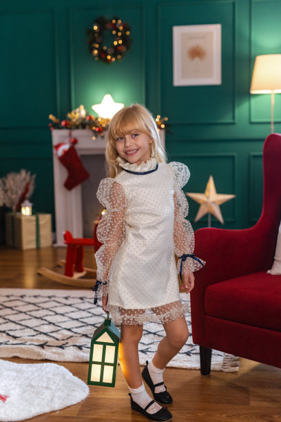 一个小女孩在家里过圣诞节的照片图片下载