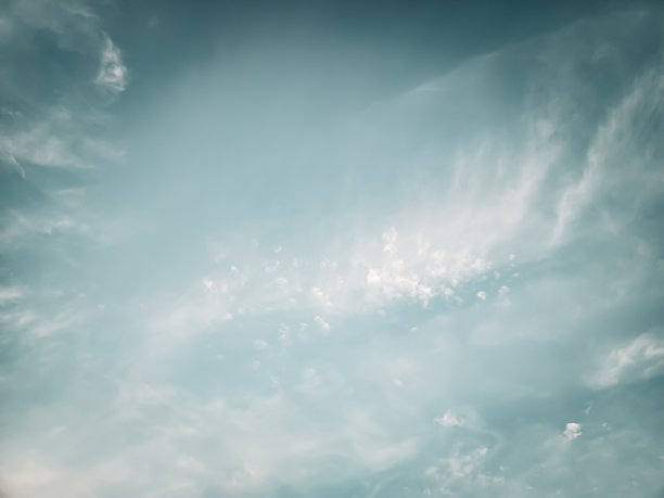 抽象的天空照片适合作为背景。绿色和蓝色明亮的天空。日落的天空。多云的天空。图片下载