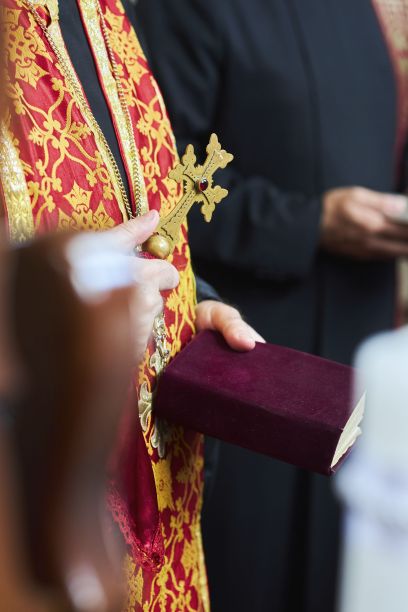 仪式上，牧师手里拿着十字架和圣经。亚美尼亚教会。婚礼庆典。基督教的宗教传统图片下载