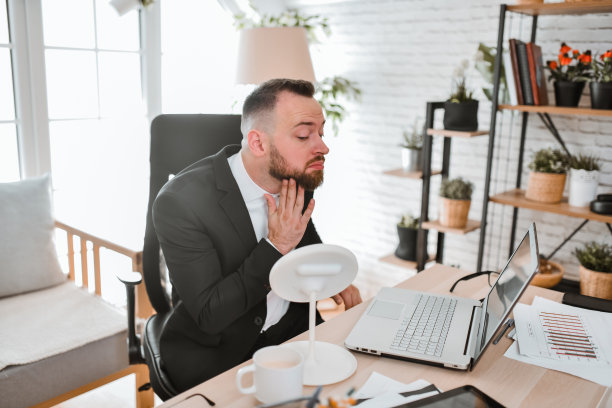 现代商人在开会前检查是否需要修剪胡须图片下载