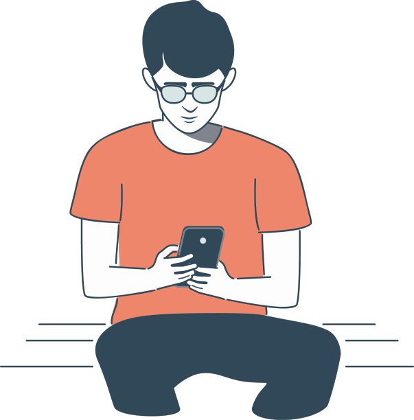 身穿橙色衬衫的男孩在智能手机屏幕上阅读图片下载