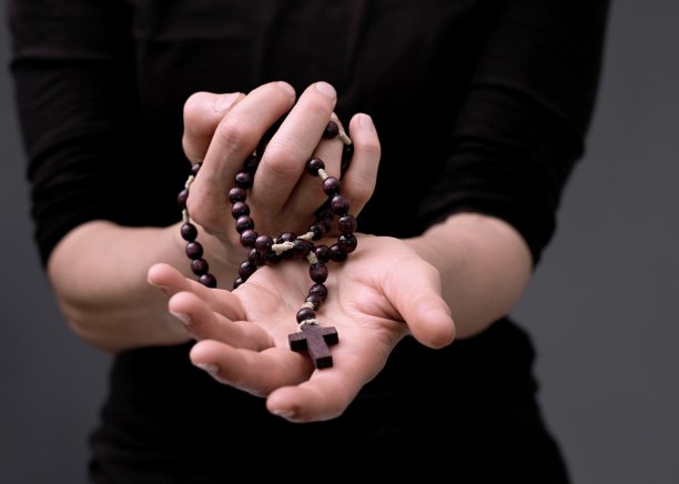 女人祈祷与白色背景的人股票图片股票照片图片下载