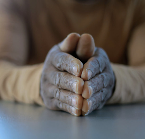 男子祈祷上帝与双手一起在黑色背景与人股票图片股票照片图片下载