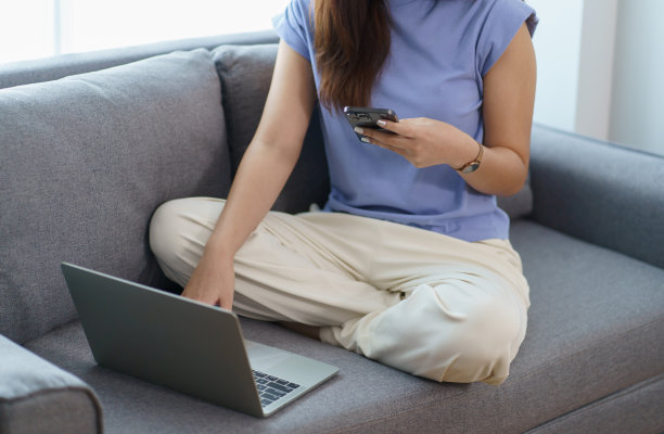 女人手使用smartphoneÂ查看社交mediaÂ或Â女人在屏幕上阅读电子书图片下载