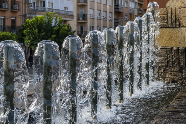 喷泉喷水的细节，水的冰冻运动。高速度。水平实景照片图片下载