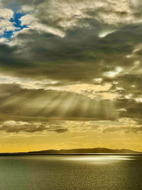 阳光穿过云层图片下载