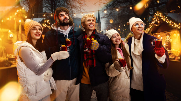 新年前快乐的人们，朋友们喝着一杯热腾腾的热红酒，享受着这一刻。图片下载