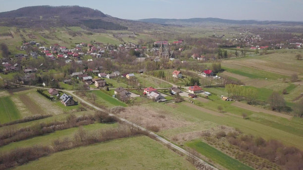 从一只鸟的飞行中拍摄的小镇老城区的照片。航拍由无人机或四旋翼机。为欧洲的旅游景点做广告。规划一座中世纪小镇。图片下载