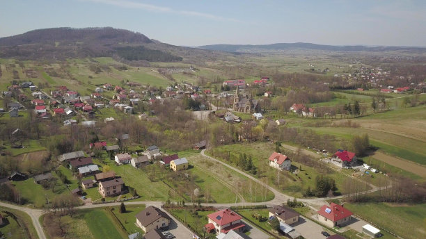 从一只鸟的飞行中拍摄的小镇老城区的照片。航拍由无人机或四旋翼机。为欧洲的旅游景点做广告。规划一座中世纪小镇。图片下载