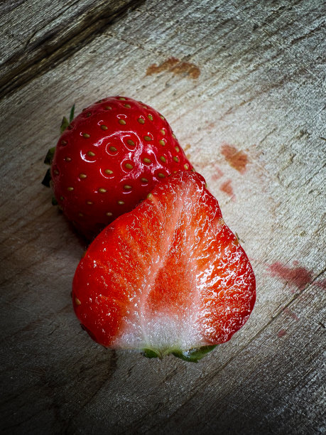 草莓在黑白背景上的特写照片。图片下载