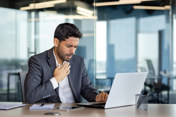 工作场所中心脏病发作的商人：胸痛图片下载