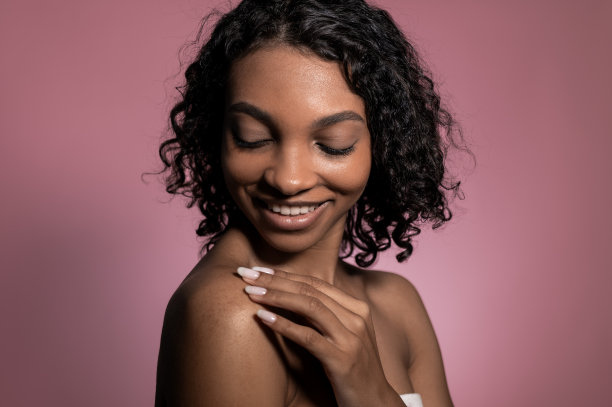 美丽的照片与深色皮肤卷曲的黑发保湿皮肤。身体治疗理念，健康和幸福图片下载