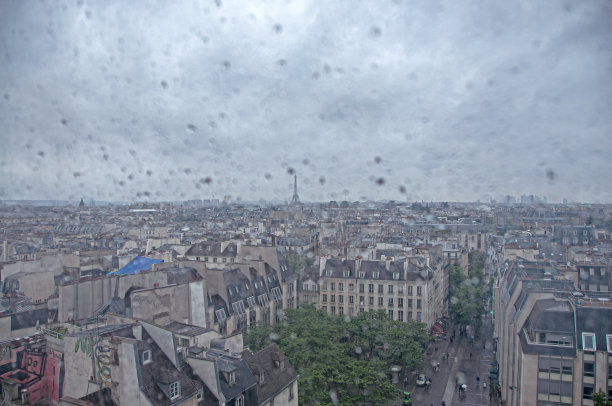 下雨的巴黎，秋天的埃菲尔铁塔。图片下载