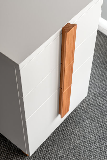 办公室抽屉柜，棕色木柄和腿特写图片下载