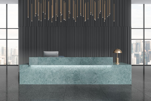 时尚的办公室接待室内大理石办公桌，pc电脑和全景窗图片下载